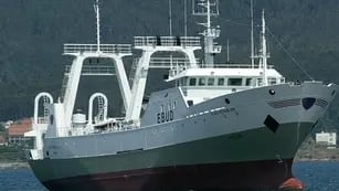 Ocurrió en la costa de Comodoro Rivadavia. La embarcación llevaba una carga 320 toneladas de pescado.