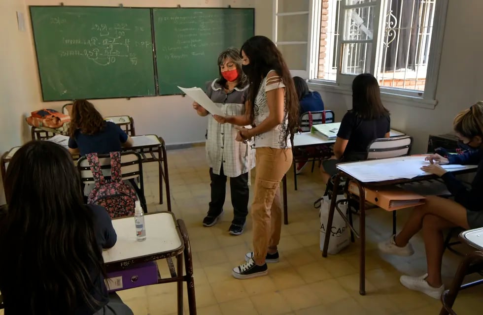 La previa. En la escuela Infanta Mendocina, de Guaymallen, las docentes preparaban ayer el próximo ciclo lectivo. Foto: Orlando Pelichotti / Los Andes