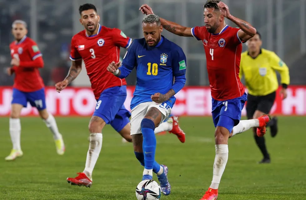 Neymar, referente de Brasil, en el último partido de la selección verdeamarilla ante Chile por las Eliminatorias sudamericanas. (AP).