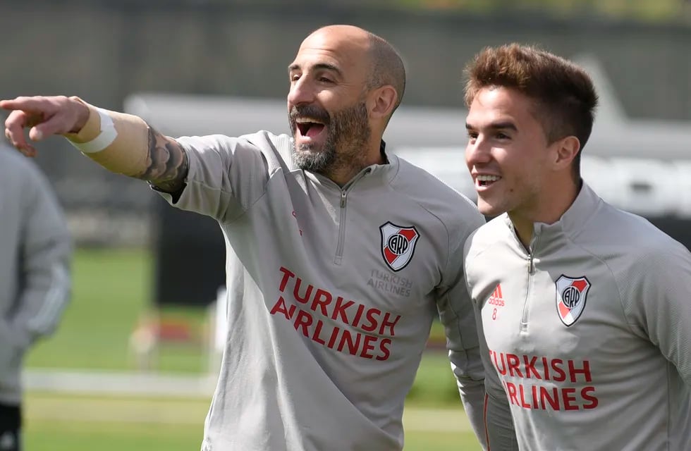 Javier Pinola (izquierda) jugará unos minutos en el Superclásico.