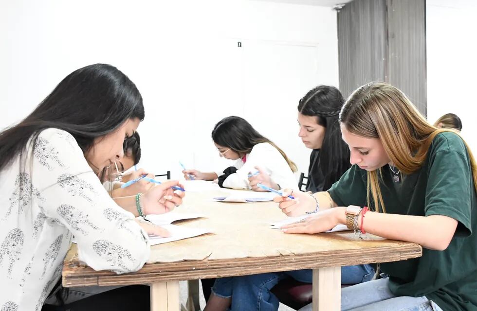 Reinas rindiendo examen guaymallén 2024.Las jóvenes de Guaymallén estudiaron y rindieron para el examen realizado por la Municipalidad de Guaymallén