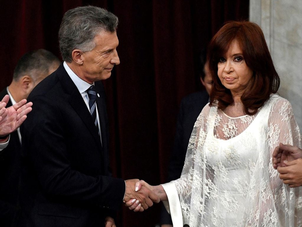 Mauricio Macri y Cristina Fernandez de Kirchner en aquel recordado saludo.