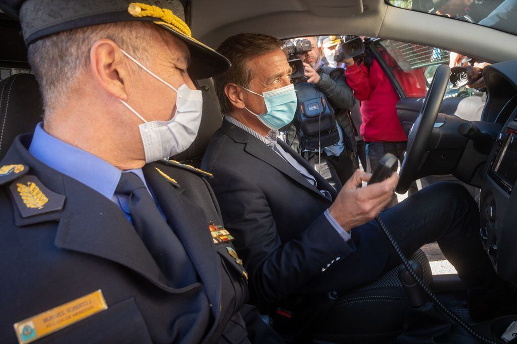 El Gobernador Rodolfo Suarez y el ministro de Seguridad, Raúl Levrino,  entregaron de vehículos y drones para la Policía de Mendoza. Foto: Ignacio Blanco / Los Andes 