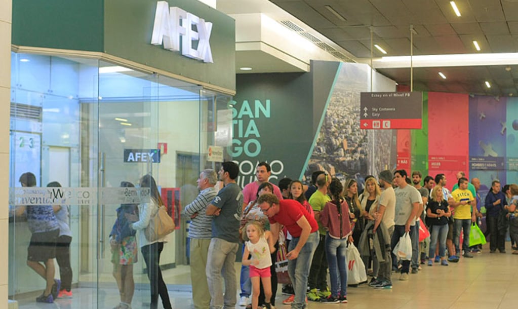 Largas filas de argentinos en la casa de cambio ubicada en el mall Costanera Center.