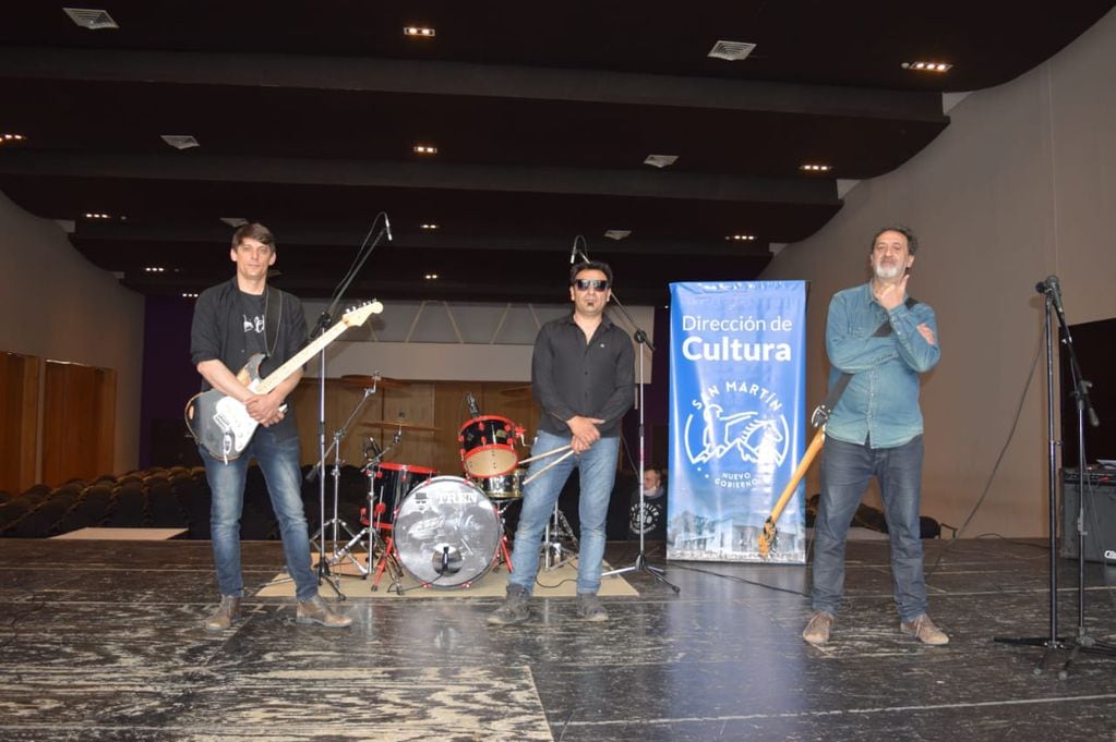 TREN (Tanto Rock es Necesario), la banda de San Martín liderada por Gallineto, toca en Ciudad.