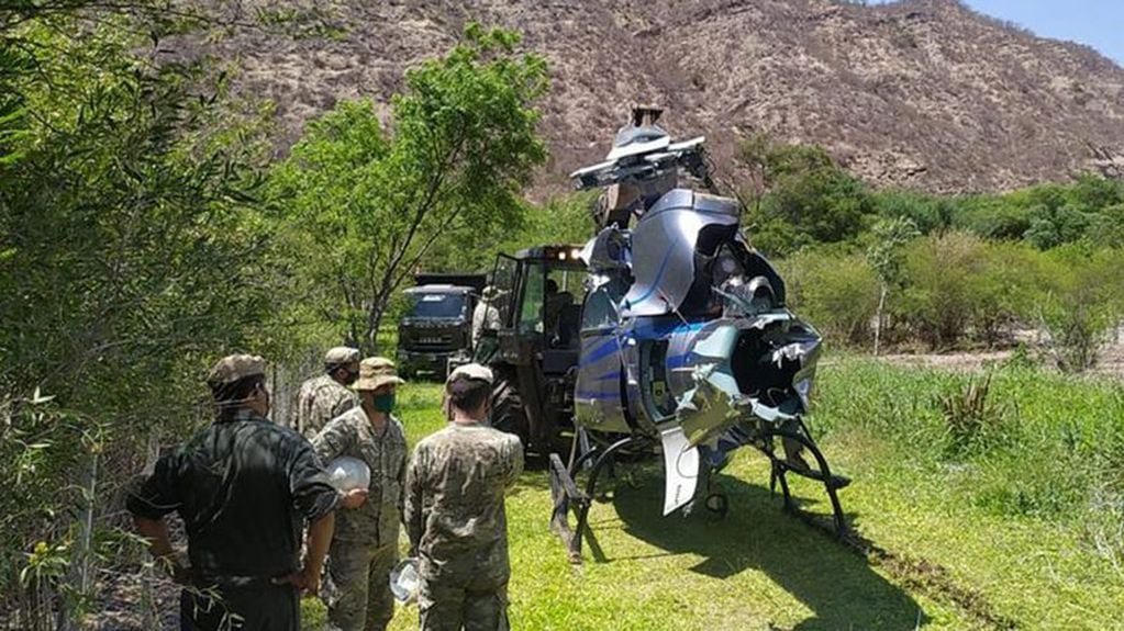 Con el apoyo de personal de la Policía de Salta y del Ejército Argentino, y tras un trabajo de más de seis horas, se lograron extraer los restos del helicóptero del empresario fallecido - Gentileza Infobae
