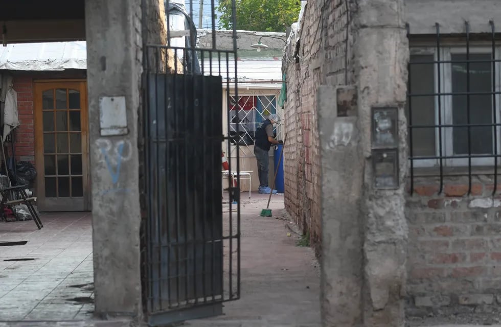 Policía Científica trabaja en la vivienda de la víctima en el barrio Espejo de Las Heras. - Marcelo Rolland / Los Andes