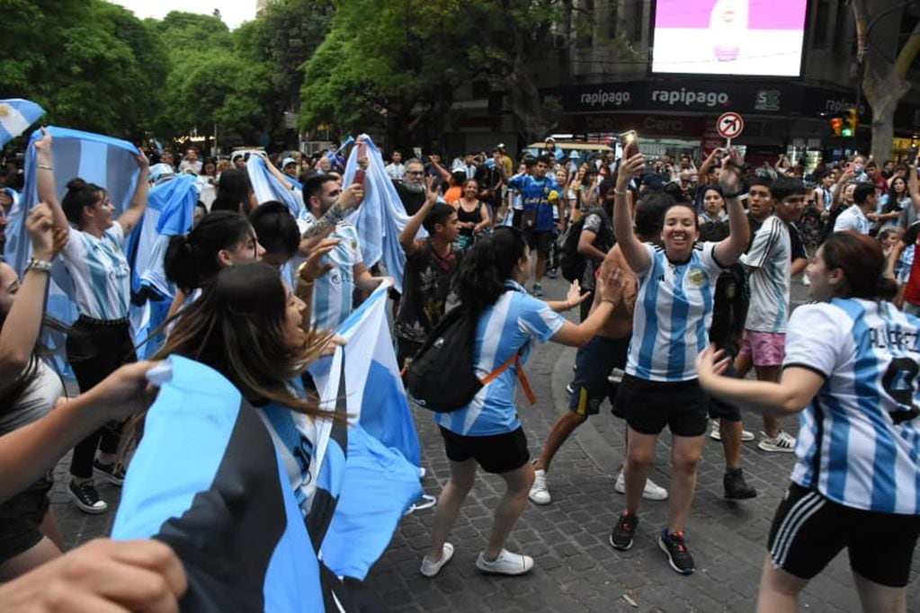 Festejos en Peatonal y San Martín por el triunfo de Argentina contra México.
