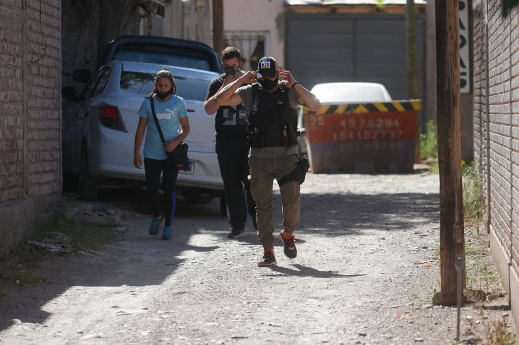 La llegada de los investigadores al lugar del allanamiento: José Gutiérrez/Los Andes 