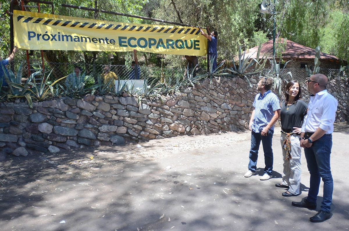 En enero de 2017 se retiró el cartel de Zoo y se reemplazo por el de Ecoparque. Funcionarios observan el nuevo letrero, entre ellos la titular del Ecoparque Mariana Caram.

Foto: Daniel Caballero / Los Andes.