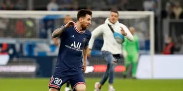 Hincha invade jugada de Messi en el PSG