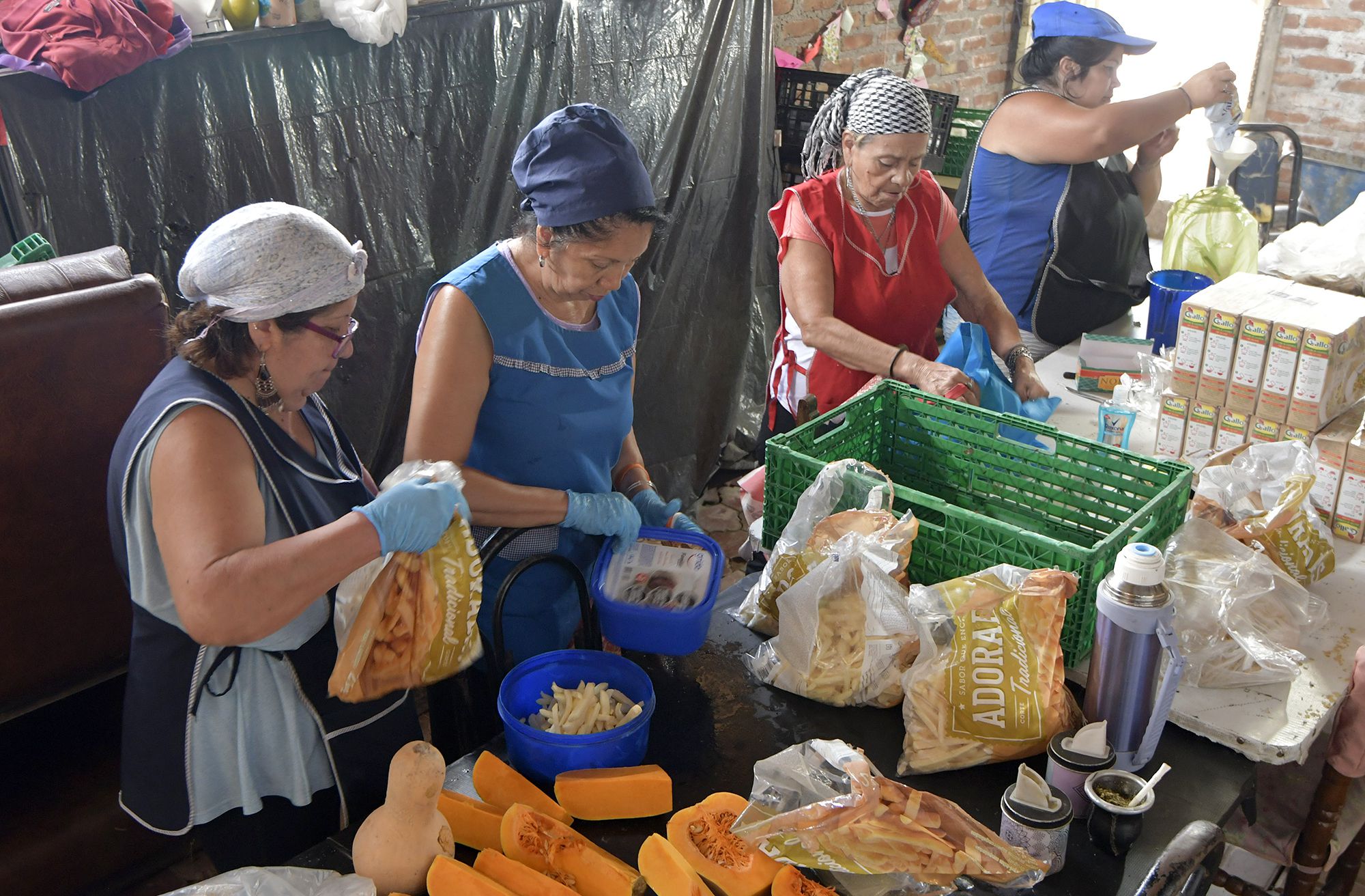 Almuerzo en el comedor comunitario Niños Felices en el Barrio Sol y Sierra de Godoy Cruz
Foto: Orlando Pelichotti