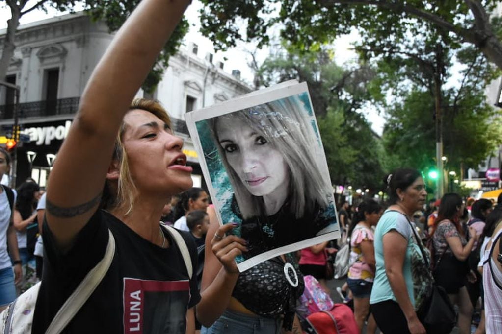 Manifestantes llevaban fotos de víctimas de femicidios para reclamar justicia por sus crímines. - Mariana Villa / Los Andes