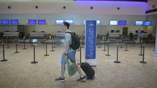 Vuelos cancelados y pasajeros varados: así luce el aeropuerto de Mendoza por el paro general