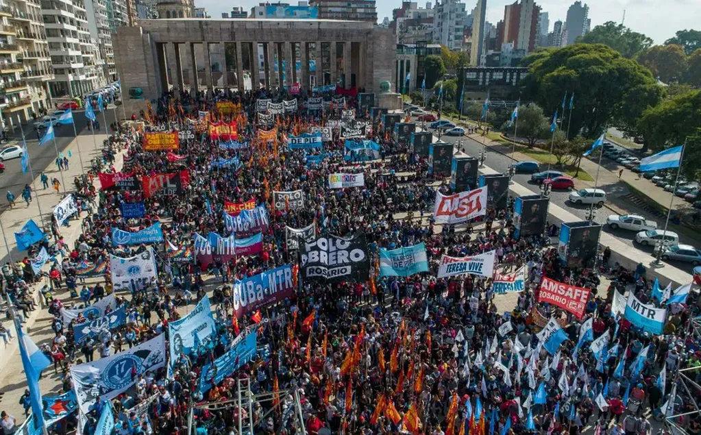 Marcha piquetera en Rosario se dirige a la Ciudad de Buenos Aires.