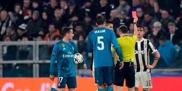 El cordobés la pasó mal en la derrota ante Real Madrid por la Champions. Nunca entró en juego y vio la roja por agresión. 