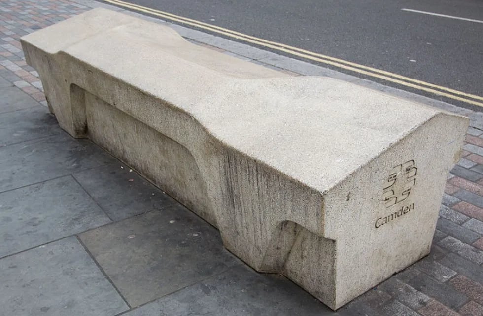 El banco Camden, un tipo de mobiliario urbano de hormigón que se puede encontrar en Londres. Foto: Gentileza