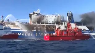 Grecia: rescataron a un sobreviviente de un transbordador de pasajeros en llamas