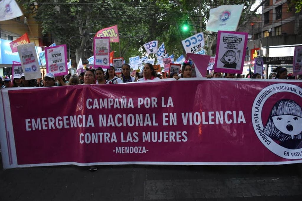 Miles de personas marcharon por las calles de Ciudad en el Día Internacional para Eliminar la Violencia contra la Mujer, para pedir por los femicidios y la violencia de género. - Mariana Villa / Los Andes