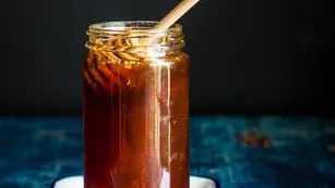 Cómo es la miel oscura y qué beneficios tiene este tesoro con sabor único