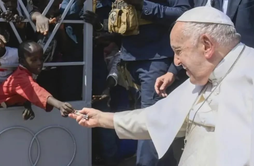 El Papa Francisco acepta la limosna de un niño de Sudán del Sur. Foto: Vatican Media.