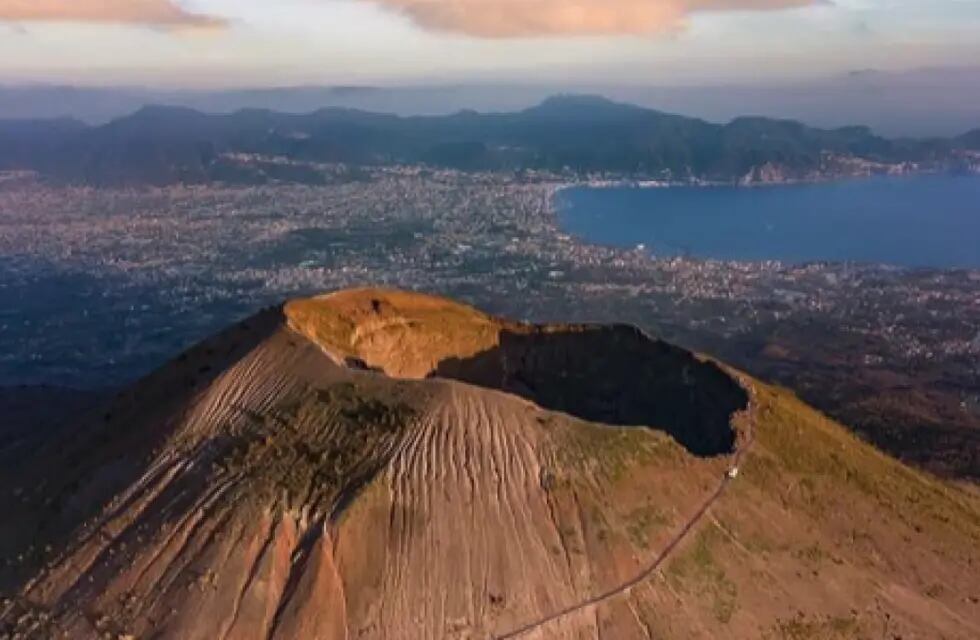 Un turista se cayó en el cráter del volcán cuando intentó sacarse una selfie.