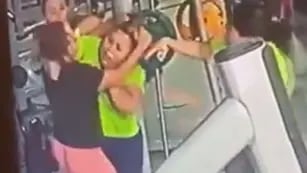 Dos mujeres peleando en un gimnasio de Mexico