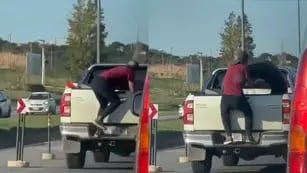 Intentó robar una cubierta de una camioneta en movimiento