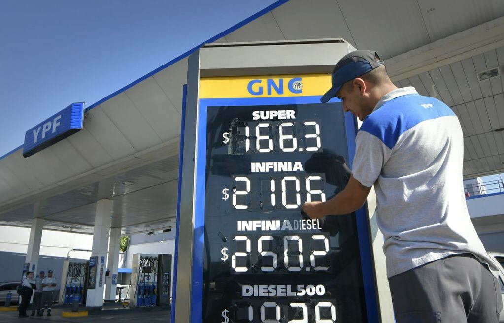 YPF aumentó el precio de los combustibles en Mendoza (Orlando Pelichotti / Los Andes)