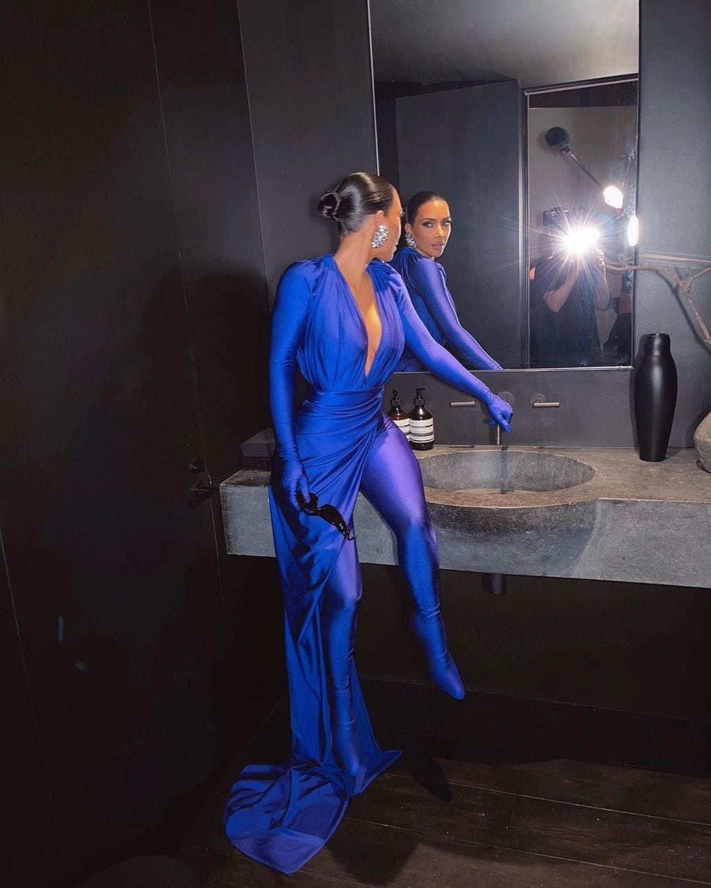 Kim Kardashian, una diva sensual con un total blue de Balenciaga