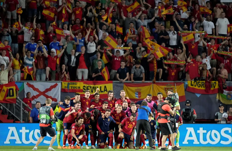 El festejo español tras superar por 2-1 a Italia y clasificar a la final de la Liga de las Naciones de Europa. (AP)