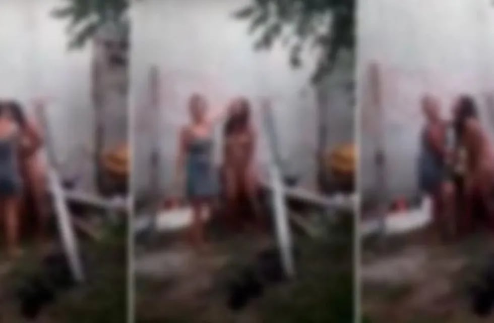 La filmación debió ser difuminada debido a que la victima aparece completamente desnuda. Las dos hermanas quemaron su ropa y la agredieron.