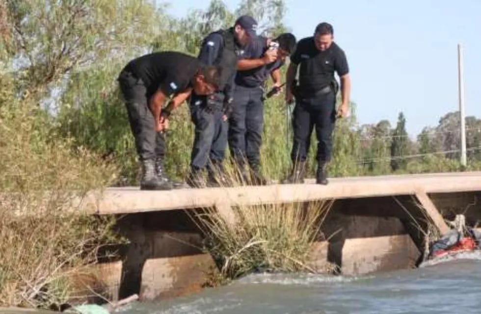 Un joven de 15 años cayó al río Mendoza y la corriente lo arrastró. Gentileza.