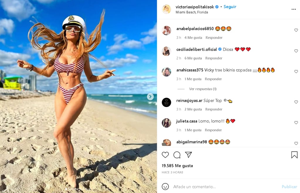 Vicky Xipolitakis posó con una bikini súper cavada en las playas de Miami.