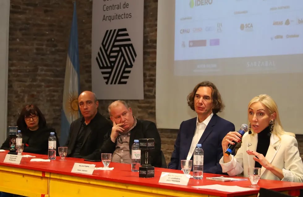 Panel de debate en “Transformación de la arquitectura para vivir y trabajar”, con los arquitectos Ana Astudillo, Juan Frigerio, Darío López, Pedro Wofcy, y Angélica Campi.