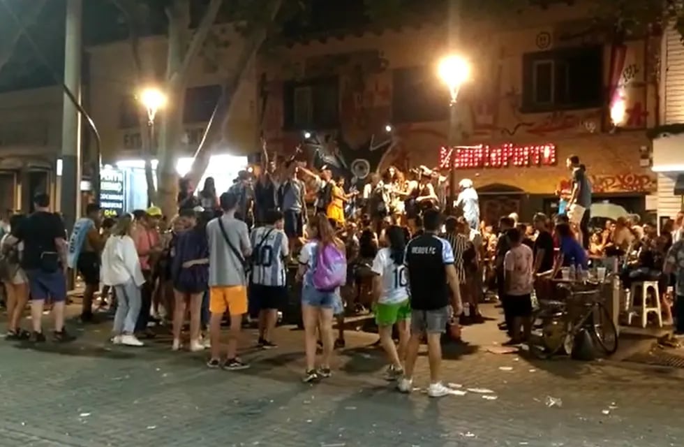 Festejos en la calle Arístides de Mendoza por Argentina campeón (Captura de video)