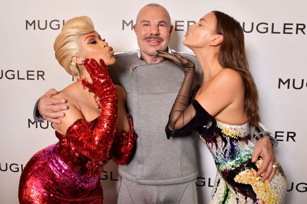 Thierry Mugler, junto a la rapera Cardi B y la modelo Irina Shayk.