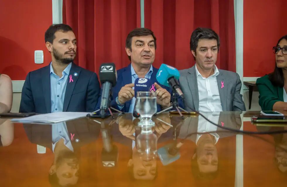 Viejos tiempos. Álvaro Martínez, Omar De Marchi y Pablo Priore en la misma mesa. Este último está enfrentado a la conducción actual y pide elecciones.