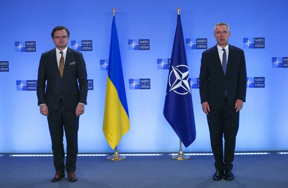 Dmitro Kuleba y Jens Stolemberg, ministro de Relaciones Exteriores de Ucrania y Secretario General de la OTAN, respectivamente.