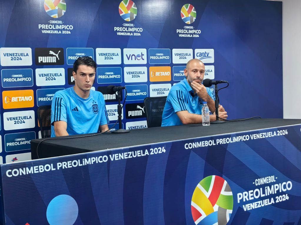 Javier Mascherano, entrenador de la selección argentina, y Federico Redondo, quien ingresó en el segundo tiempo, analizaron la actuación del equipo ante Paraguay. (@Argentina)