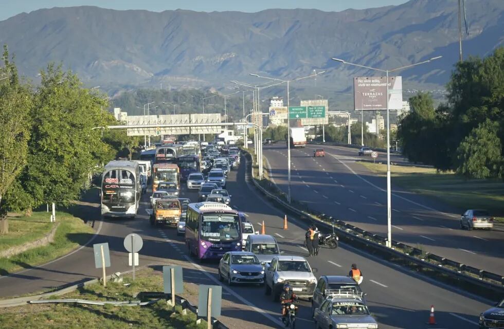 Desde este miércoles comenzará el movimiento de tránsito por el fin de semana largo de Semana Santa. Foto: Orlando Pelichotti / Los Andes