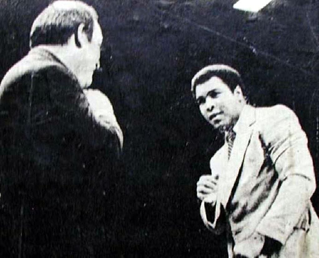 
    Nicolino junto a Cassius Clay, de quien decían que hacía el mismo baile sobre el ring.
   