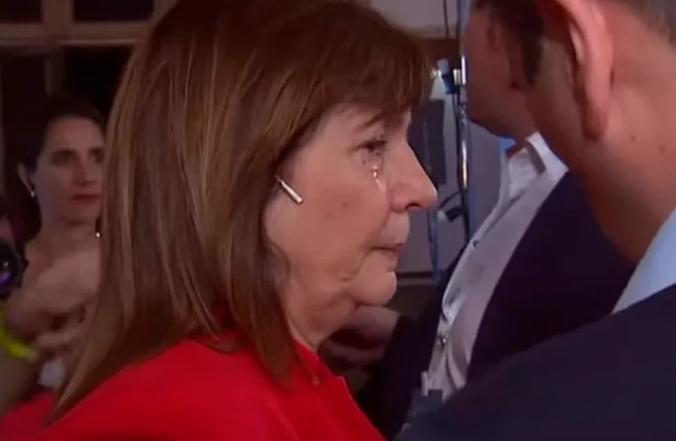 Una pestaña con rimmel le lastimó el ojo a Bullrich en el debate presidencial. Foto: Clarín