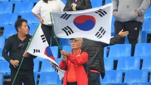 El aguante a Corea en Mendoza: entre fans del KPop, representantes de jugadores y una hinchada ruidosa. Foto: Ignacio Blanco / Los Andes.