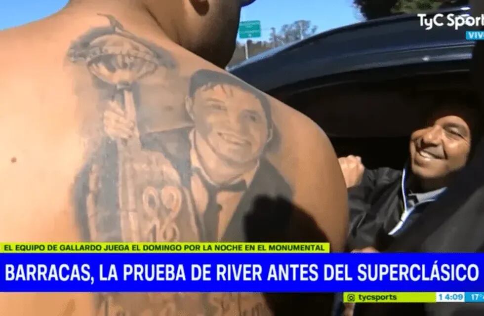 Marcelo Gallardo le firmó un tatuaje a un fanático Milonario que rompió en llanto por la emoción. Gran gesto del DT. / Gentileza.
