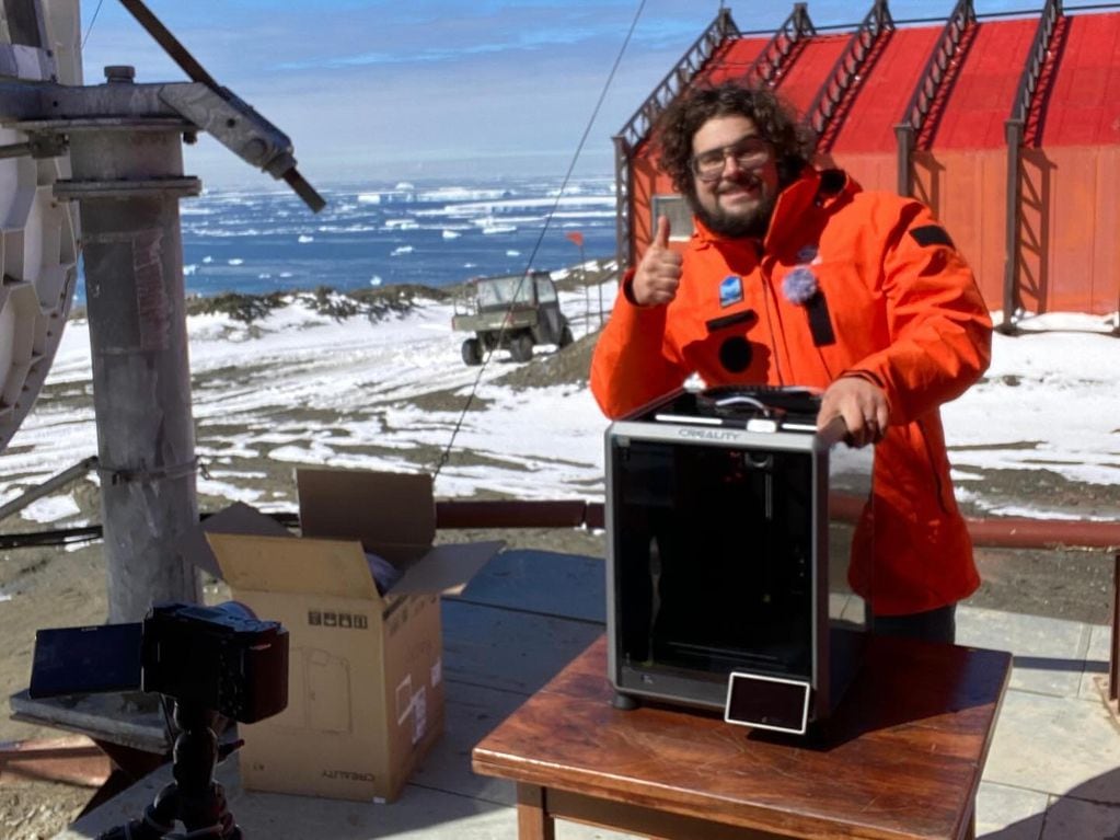 Franco, el mendocino que pasó 9 días en la Antártida fabricando repuestos y elementos con impresoras 3D. Foto: Gentileza Franco Mazzocca