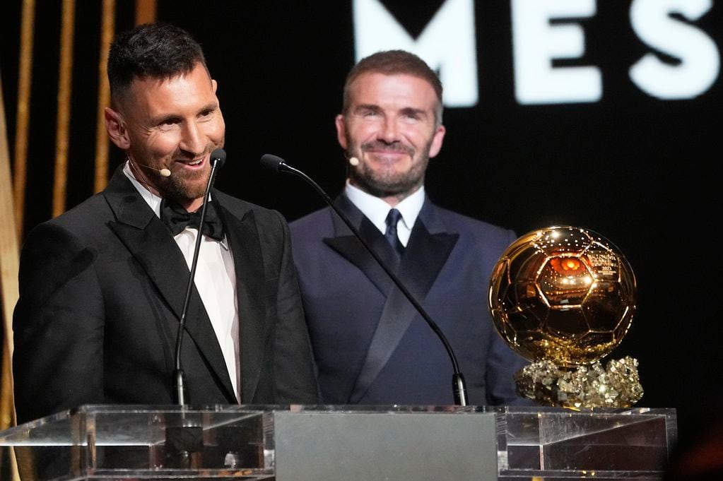 Messi con su octavo Balón de Oro, siempre una postal triste para sus detractores.  (AP Foto/Michel Euler)