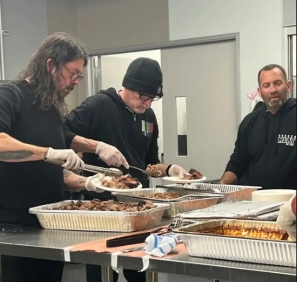 El líder de los Foo Fighters cocinado para personas sin hogar en Los Ángeles.