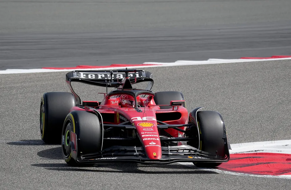 La Ferrari de Leclerc, protagonista del GP de Azerbaiyán. (AP)