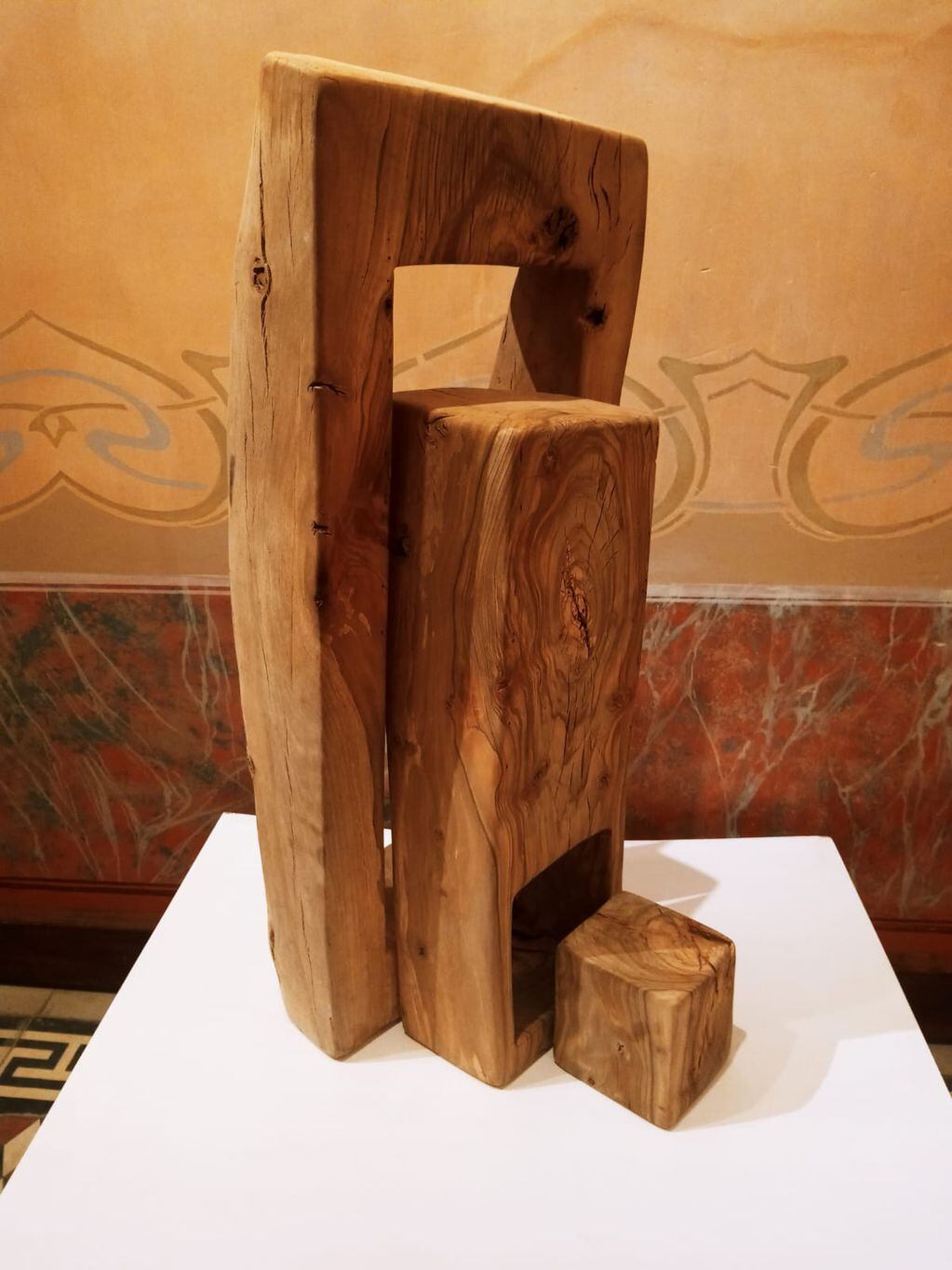 Las piezas artísticas partes de trozos de madera rescatados